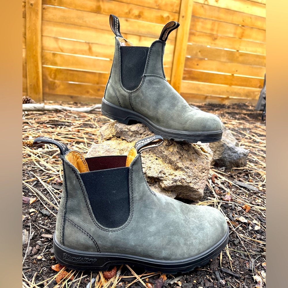 Blundstone Classic Chelsea Boots - women’s 8, rustic black